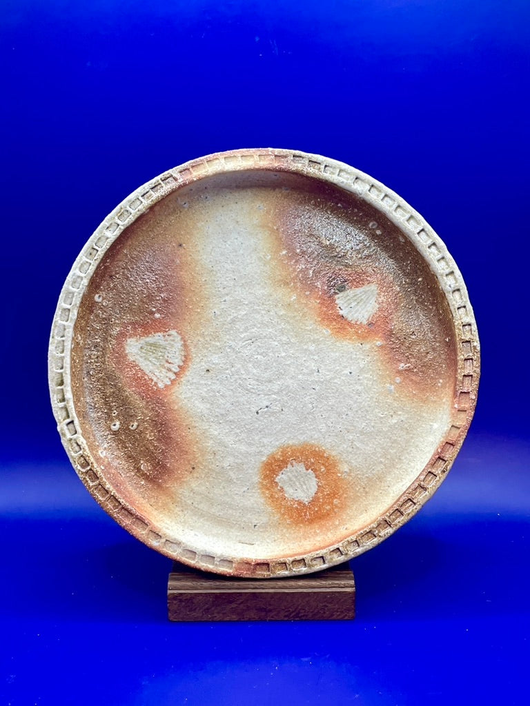 Round serving dish, Shigaraki yaki, unglazed woodfired stoneware, feldspar inclusions S082
