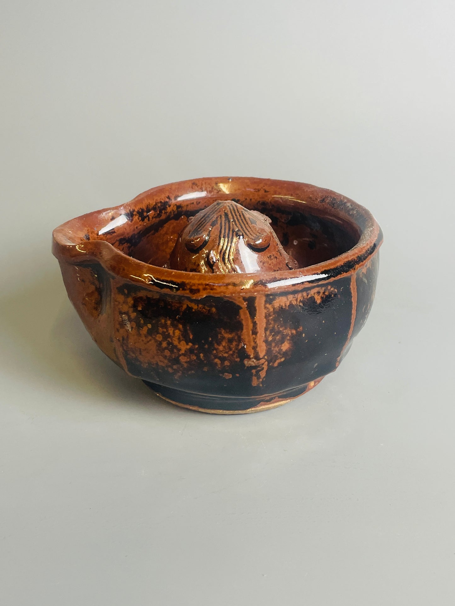 Citrus juicer, temmoku, T958