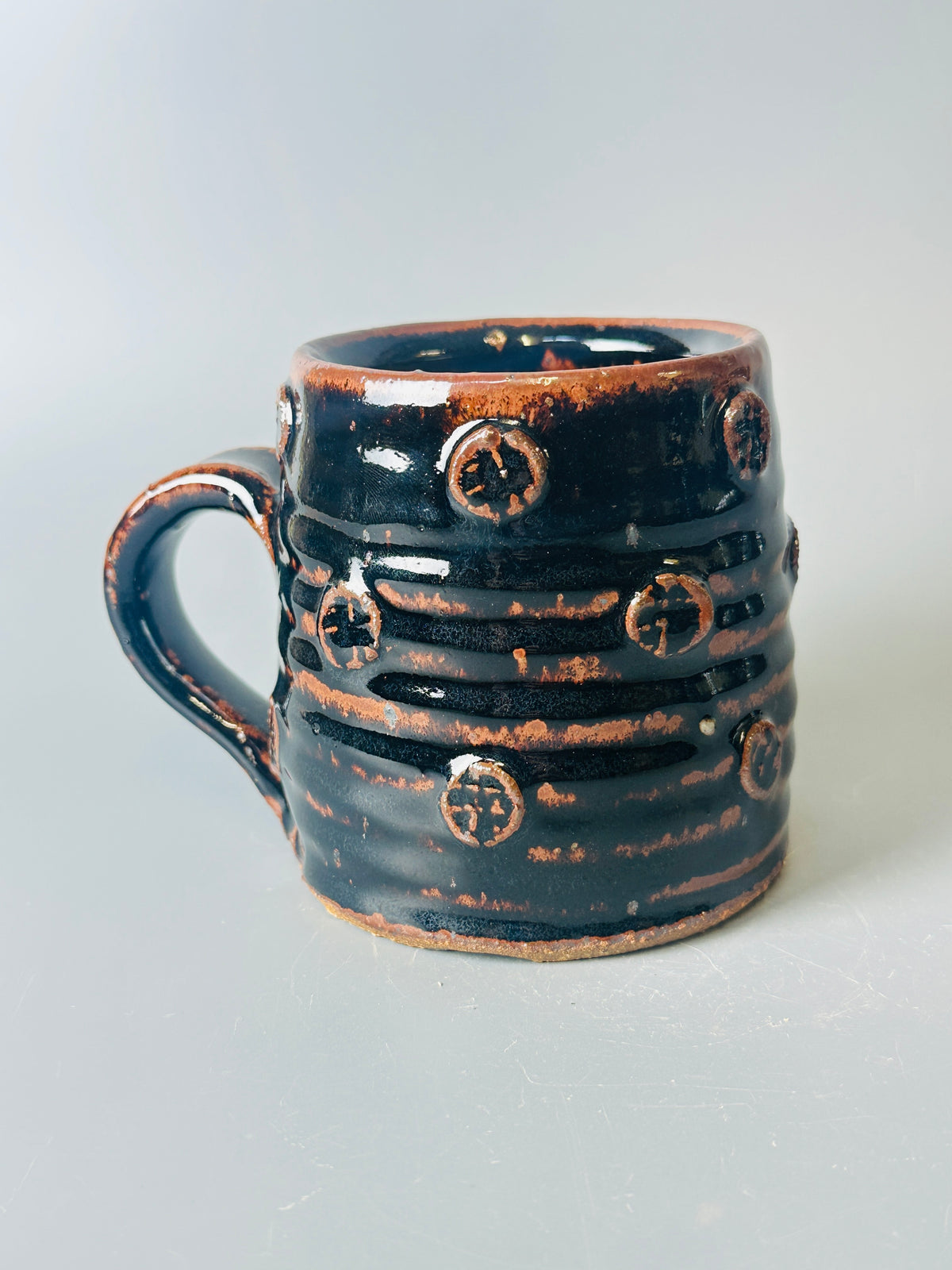 Mug, prunts, temmoku T1636