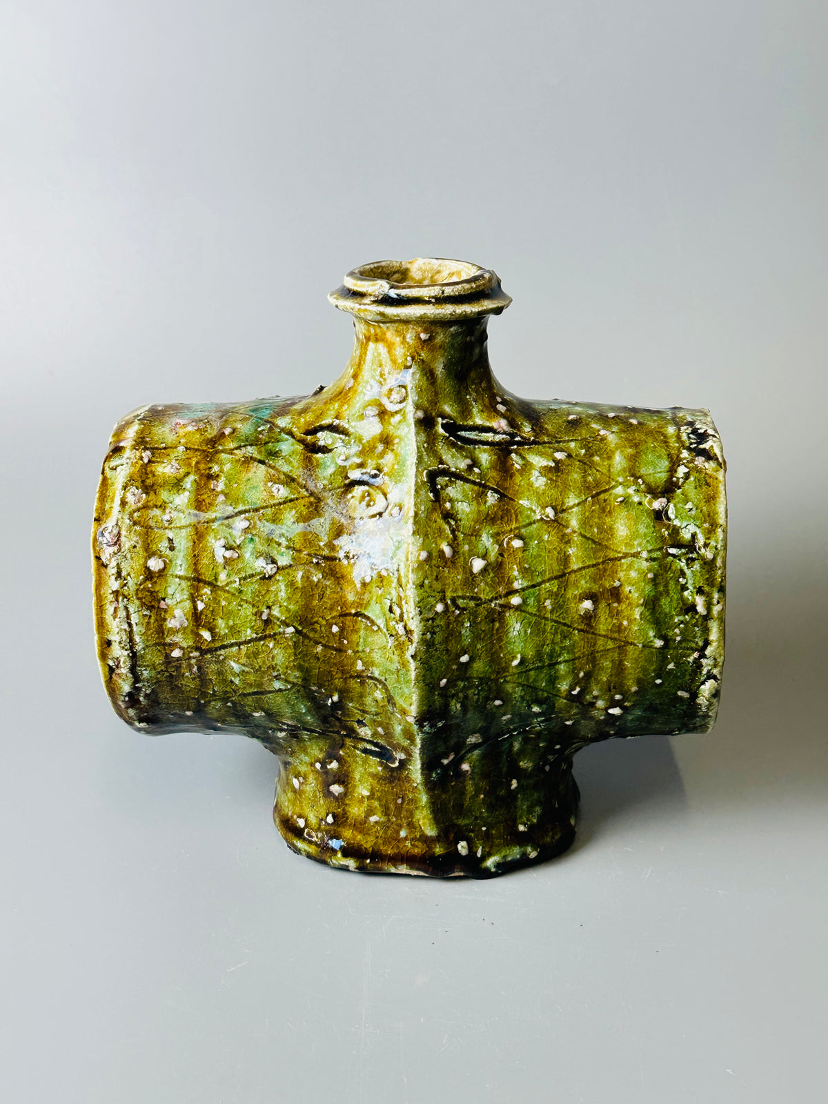 Shiga-Oribehanaire cocoon flower vase A345