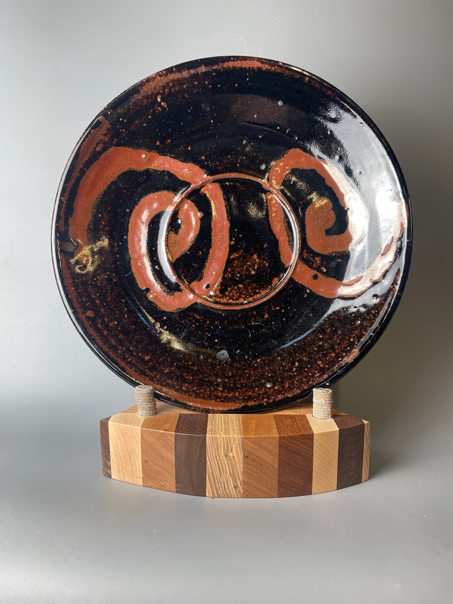 Large plate, temmoku, kaki T1526