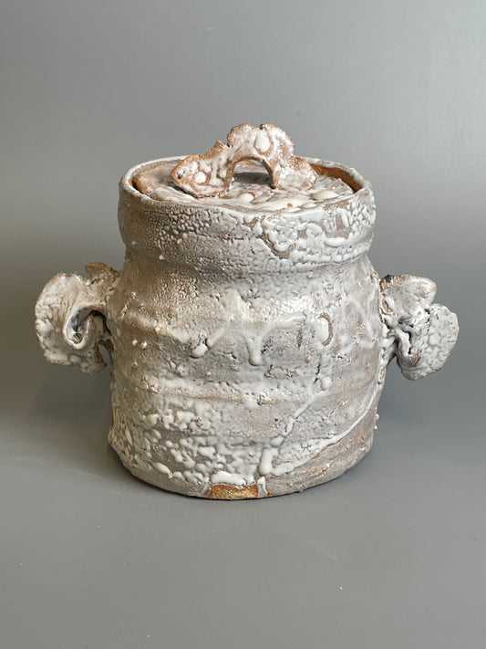 An Oni-Hagi small lidded jar A204