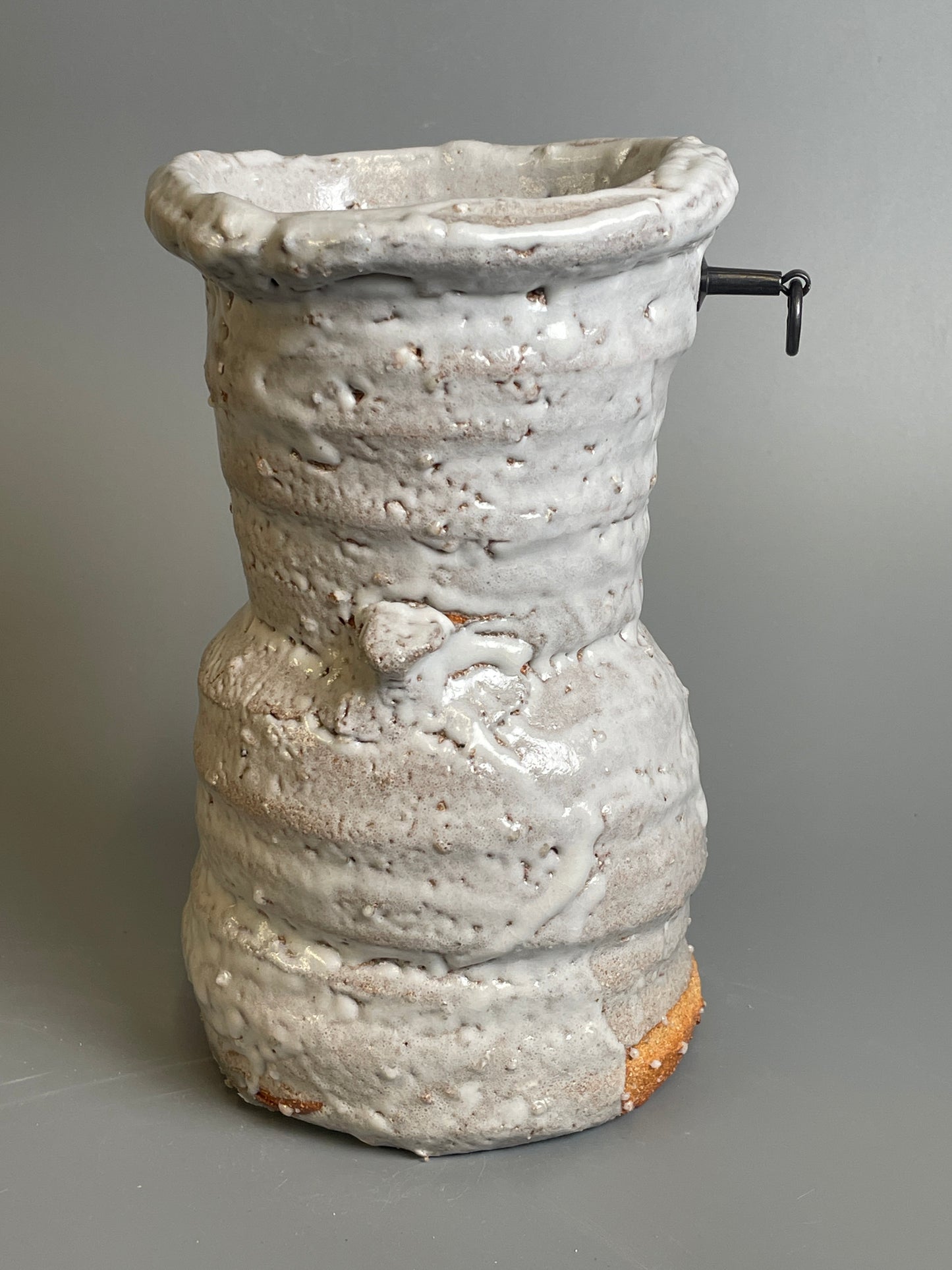 A Hagi hanging kake hanaire flower vase with iron fixture A206