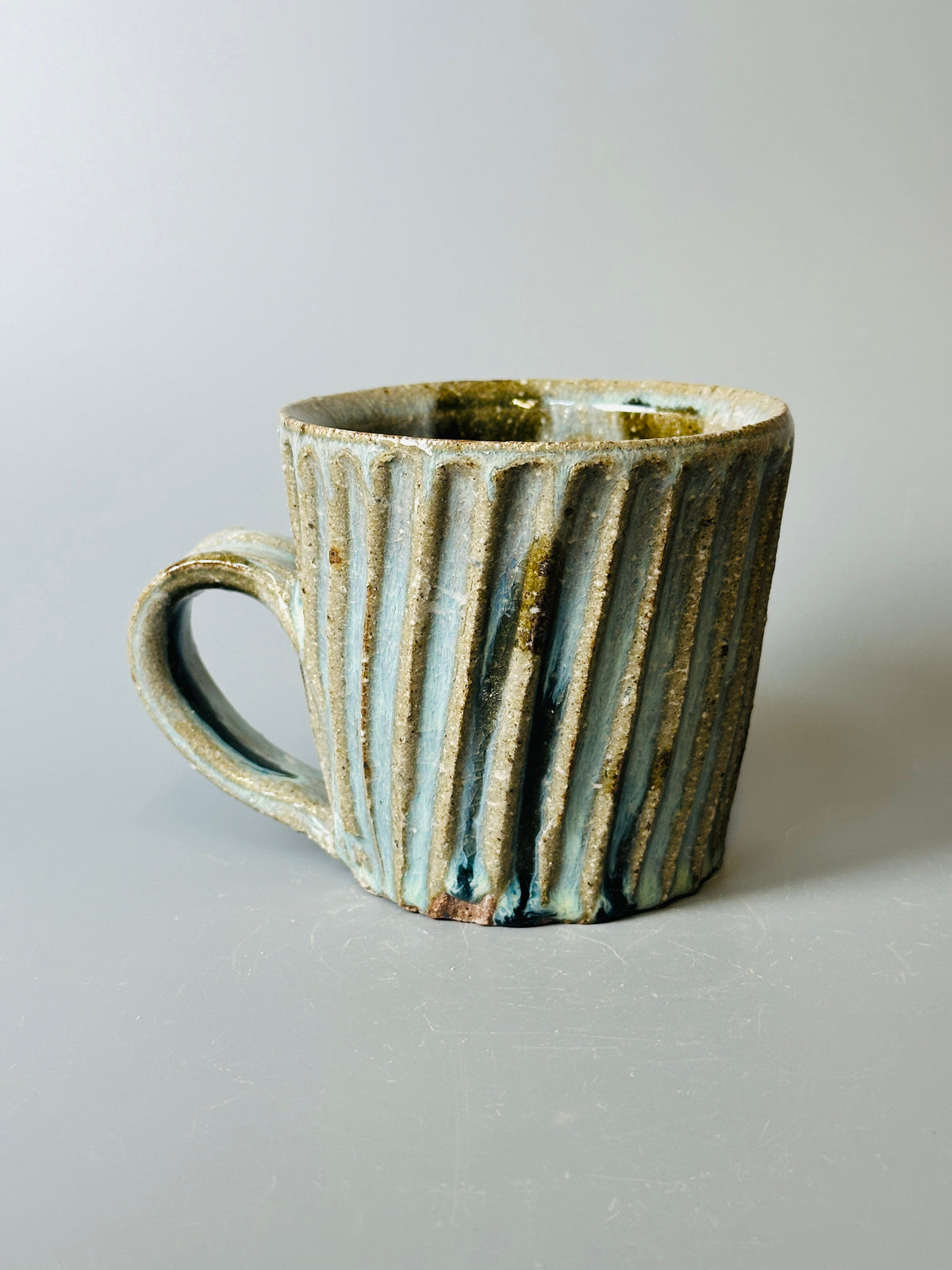 Mug, fluted, jun, T1552